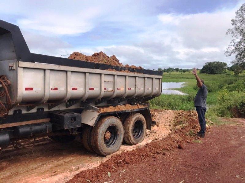 Prefeitura recupera estrada de acesso aos povoados Santa Maria e Fundamento