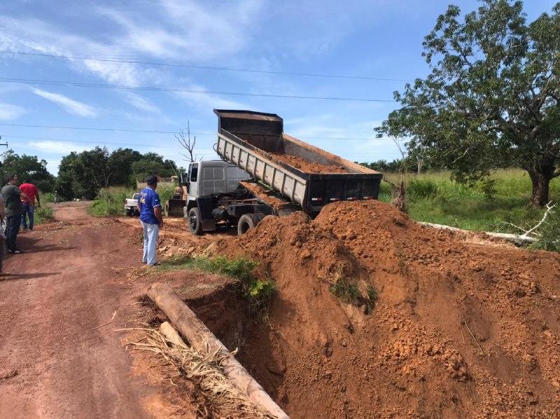 Prefeitura Recupera estrada aos Povoados Santa Maria e Fundamento