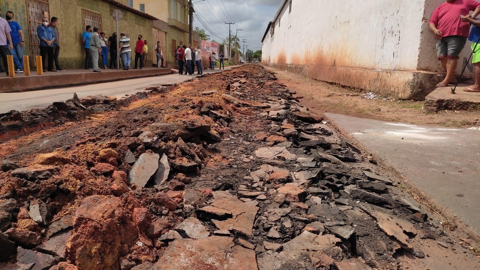 Prefeitura de Bacabal reinicia obras de asfaltamento pela rua Frederico Leda.   