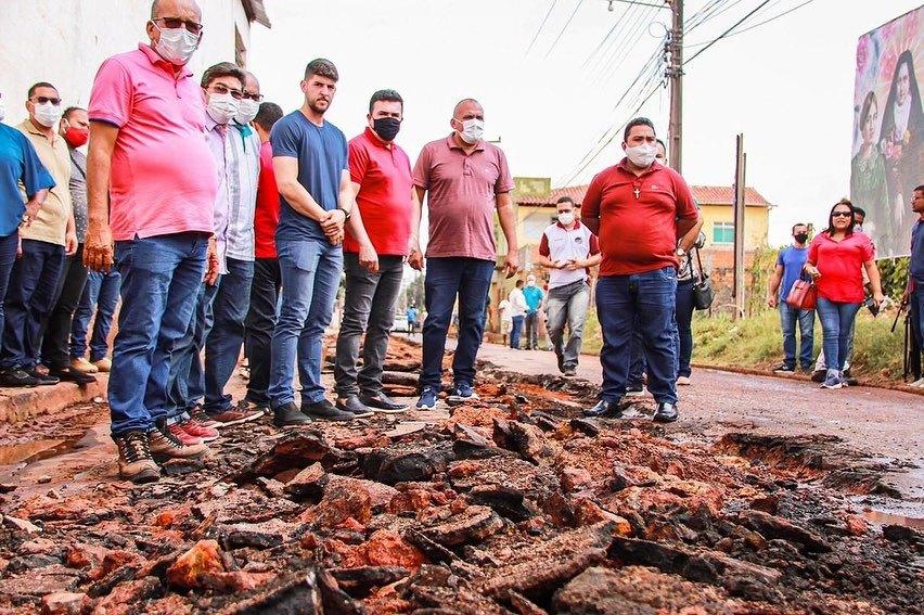 Prefeitura de Bacabal reinicia obras de asfaltamento pela rua Frederico Leda.   