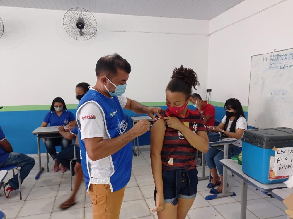 Estudantes da rede pública de Bacabal começam a receber a vacina contra Covid-19 na escola