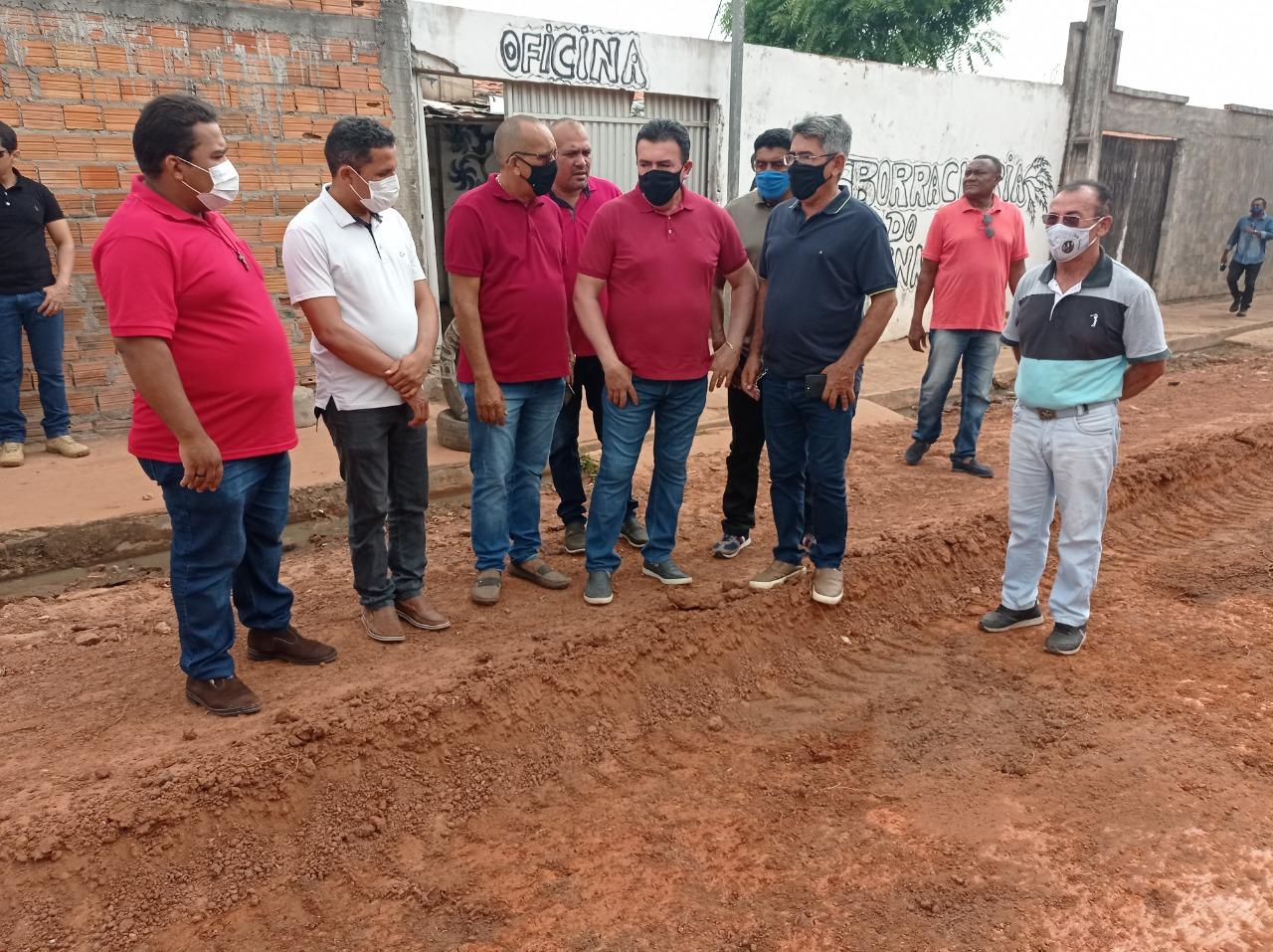 Prefeito Edvan Brandão vistoria obras de infraestrutura na Terra do Sol e povoado Sincorá