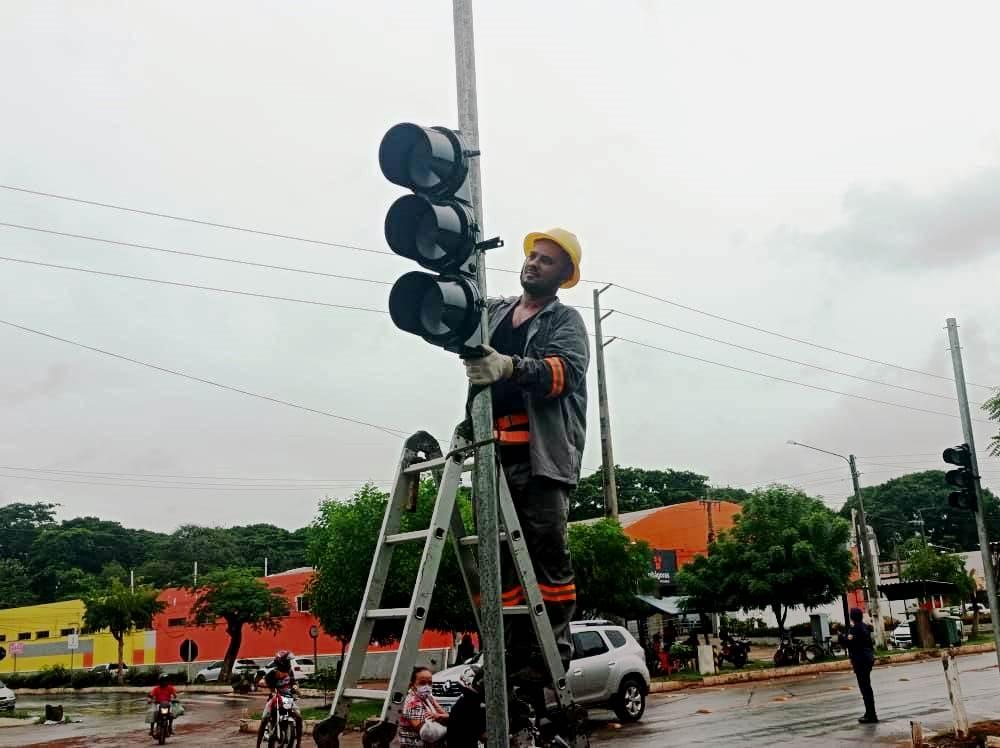 Iniciada a instalação de semáforos e sinalização  no perímetro da BR-316 que dá acesso á Estrada da Bela Vista e ao Supermercado Mateus