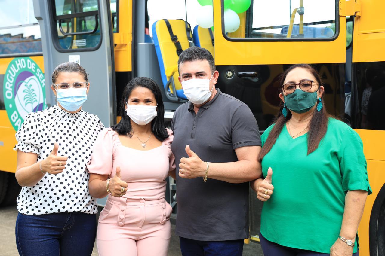 Prefeito Edvan Brandão entrega 4 ônibus escolares adquiridos com recursos próprios e anuncia reformas e construção de escola