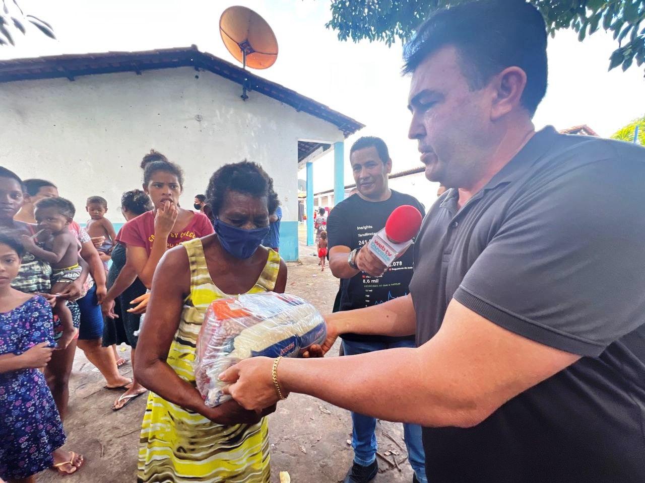 Em visita as famílias desabrigadas pela enchente do Rio Mearim, prefeito Edvan Brandão faz distribuição de alimentos.