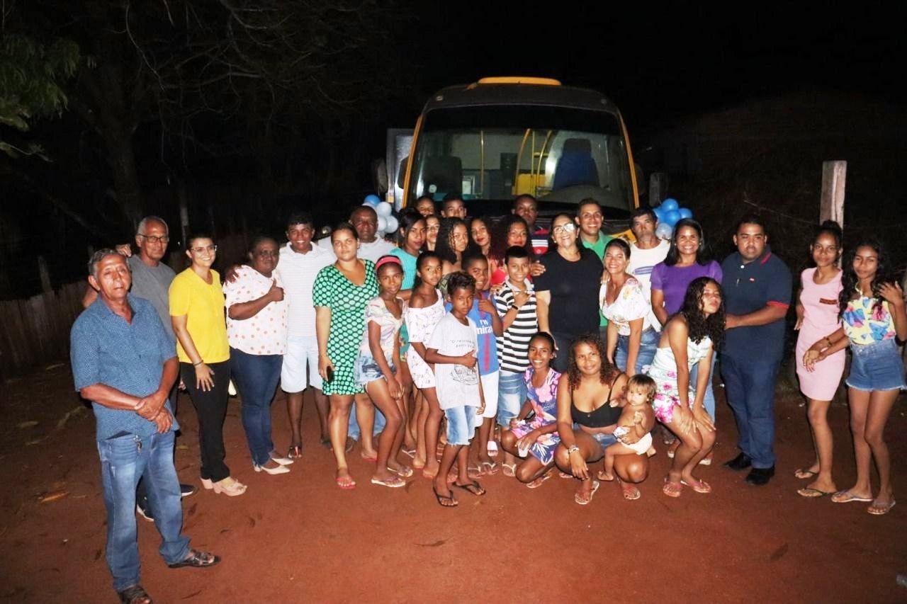 Prefeitura destina ônibus escolar para atender os estudantes dos povoados Prainha e Bom Jesus