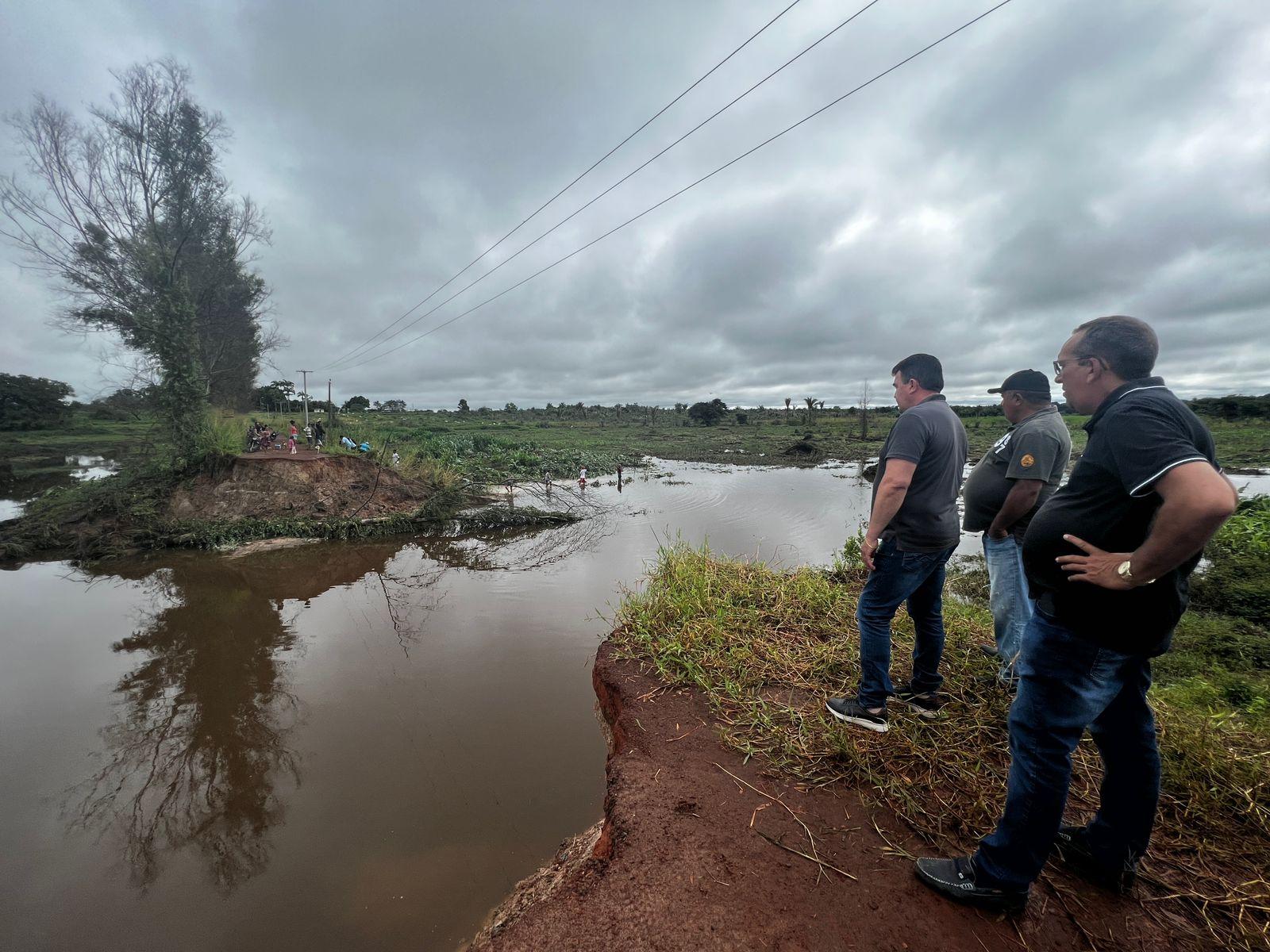 Prefeito Edvan Brandão determina reconstrução de acesso danificado pelas chuvas